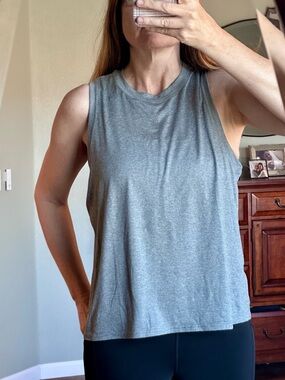 Size L Vuori Women's Energy Top in heather grey